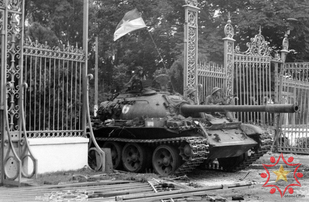 Xe tăng húc đổ cổng dinh Độc Lập ngày 30/4/1975