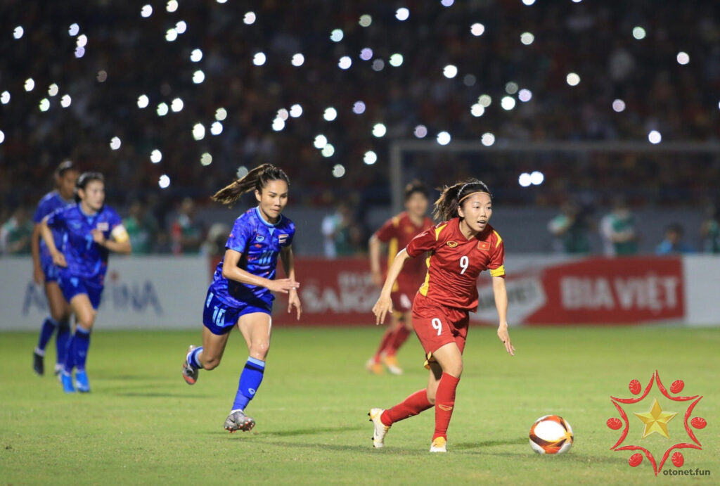 Tiền đạo đội trưởng Huỳnh Như vượt qua các cầu thủ Thái Lan