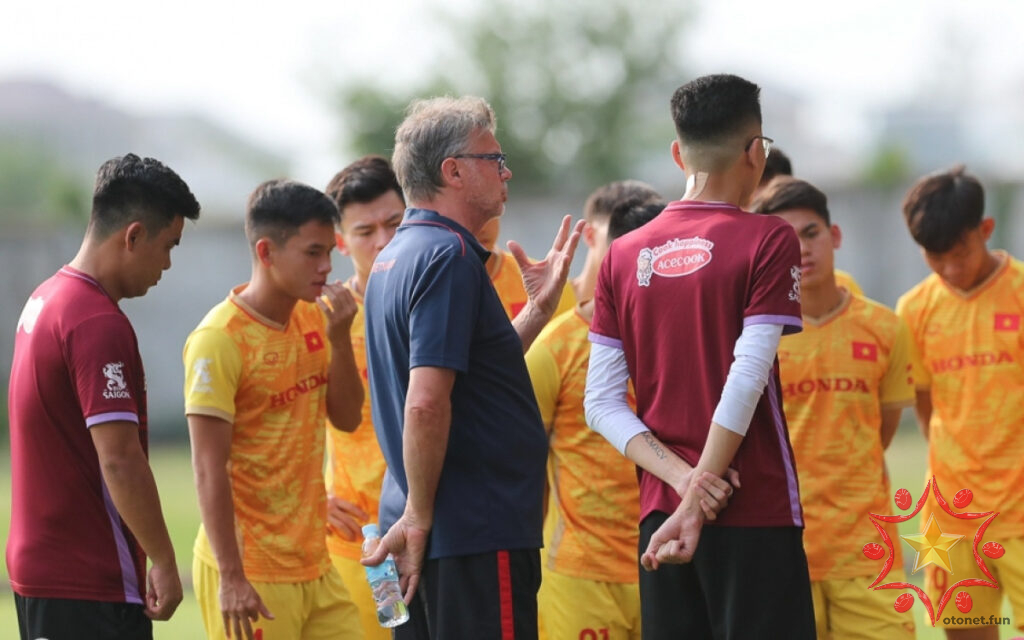 Đội tuyển nam U22 Việt Nam tập luyện tại Campuchia chuẩn bị cho SEA Games 32