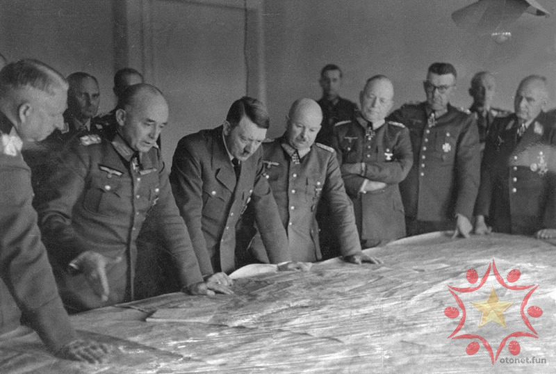 Hitler với các nhân viên OKH (OKH - Oberkommando des Heeres, hay Bộ Tư lệnh Tối cao Lục quân)