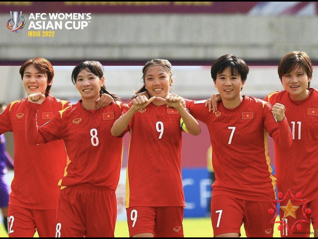 Huỳnh Như số 9 mang băng đội trưởng và Tuyết Dung số 7