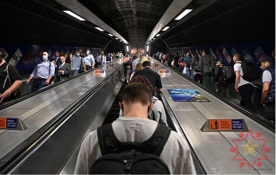 Công nhân đi qua ga tàu điện ngầm và đường sắt Cầu London trong giờ cao điểm buổi sáng ở London, Anh, ngày 8 tháng 9 năm 2021.