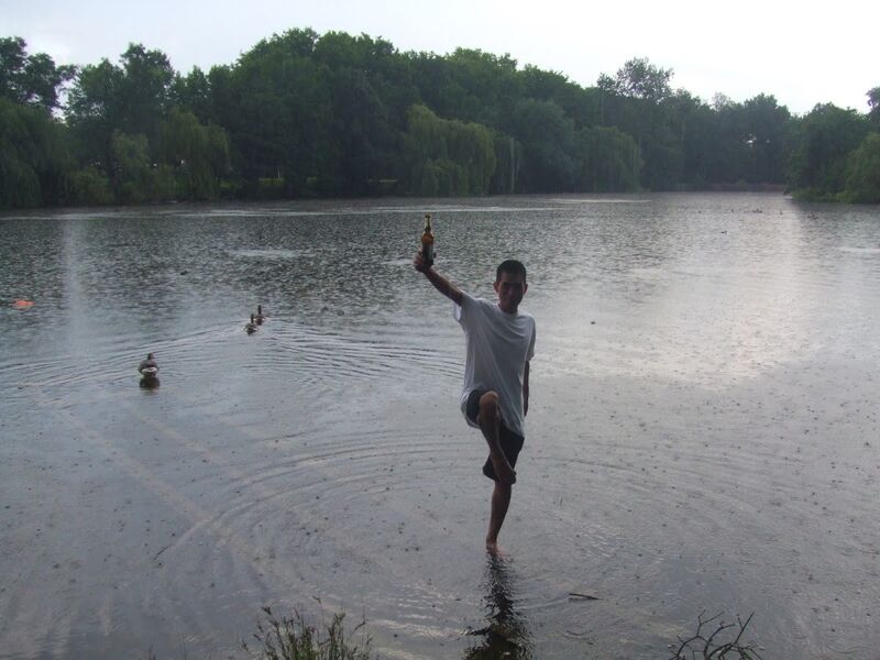 JunCamChaiBiaDuoiNuoc