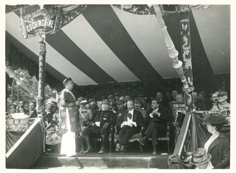 Sứ thần triều đình Annam, Đốc phủ sứ Lê Quang Liêm (tự Bảy) đọc diễn văи Sứ thần triều đình Annam, Đốc phủ sứ Lê Quang Liêm (tự Bảy) đọc diễn văи