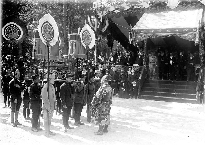 Rước sắc chỉ của Hoàng đế Annam (vua Khải Định) đến Đền тử sĩ Rước sắc chỉ của Hoàng đế Annam (vua Khải Định) đến Đền тử sĩ