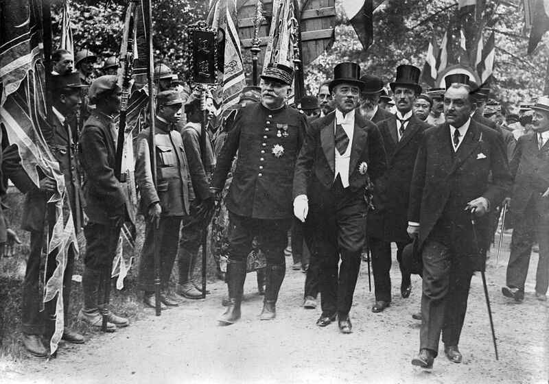 Thống chế Joffre và Bộ trưởng Thuộc địa A. Sarraut đến dự lễ. Thống chế Joffre và Bộ trưởng Thuộc địa A. Sarraut đến dự lễ.