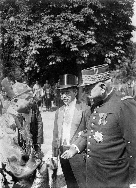 Thống chế Joffre và Bộ trưởng Thuộc địa A. Sarraut ông Đặng Ngọc Oánh, đại diện triều đình Huế). Thống chế Joffre và Bộ trưởng Thuộc địa A. Sarraut ông Đặng Ngọc Oánh, đại diện triều đình Huế).