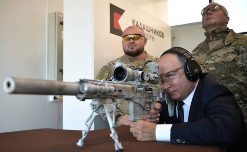 duqludt vladimir putin kalashnikov sniper afp 625x300 20 September 18